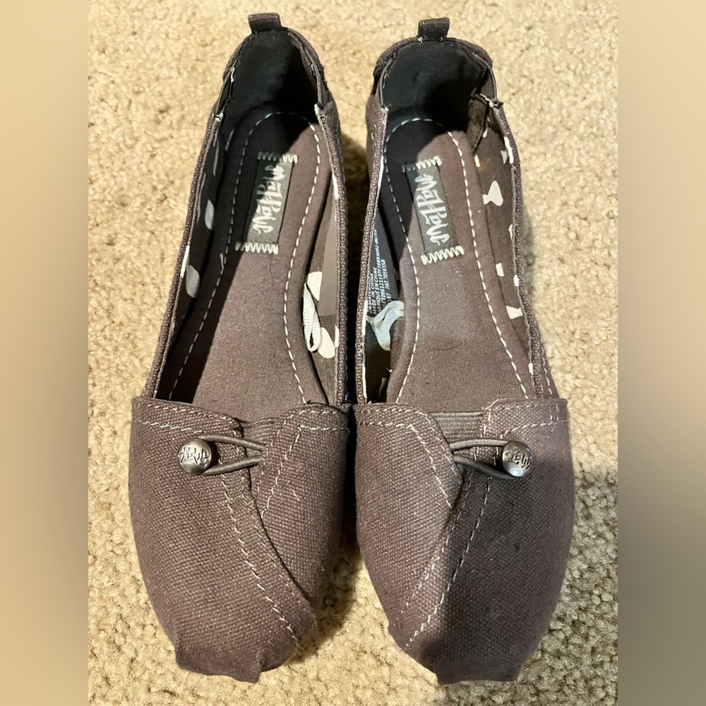 Size 5/6 and color is light brown and blackish gray.